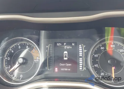 2018 Jeep Cherokee Latitude 4X4 z USA, uszkodzony, nr VIN 1C4PJMCX5JD533192